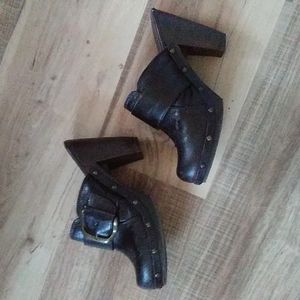 Women's leather clogs